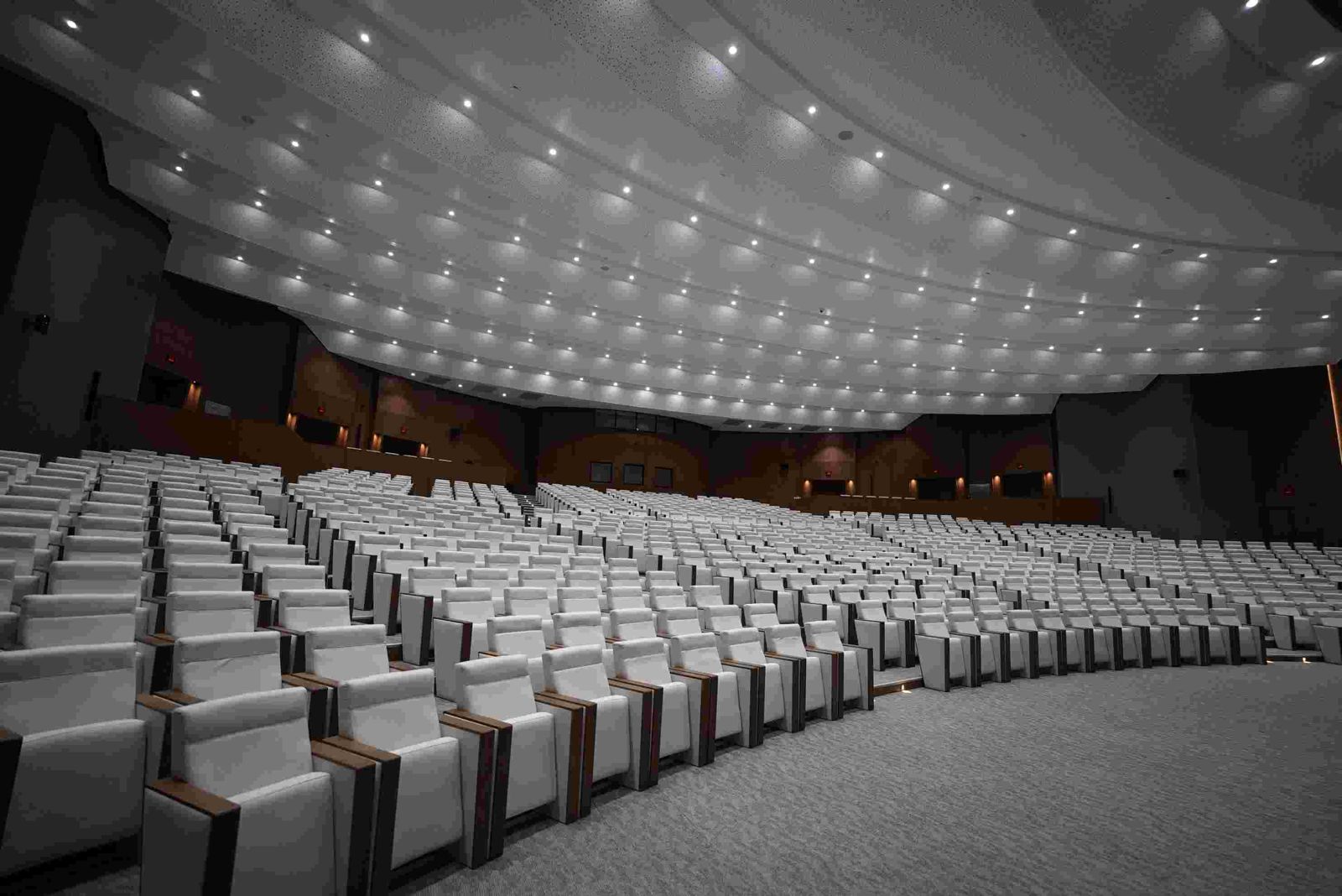 مقاعد القاعة